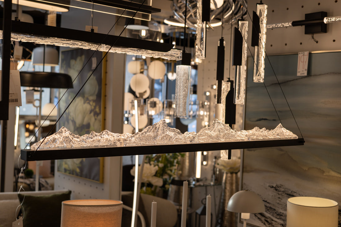 Mur de présentoirs de suspensions au showroom Luminaire Expert