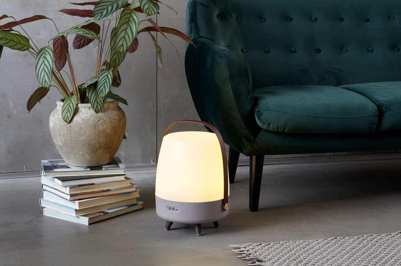 Lampe de table LITE UP PLAY en taupe, noyer et laiton, rechargeable — 1201-15 — Luminaire Expert